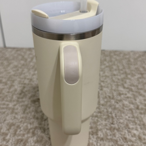 Stanley 40 oz Quencher Tumbler Cream Neutral Handle Straw Lid - Picture 5 of 6